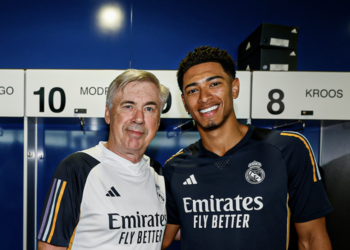 Carlo Ancelotti dan Jude Bellingham berpose di ruang ganti pada hari pertama latihan pramusim Real Madrid di Valdebebas, Spanyol, Senin (10/7/2023).(TANGKAPAN LAYAR Twitter Real Madrid: @realmadrid)