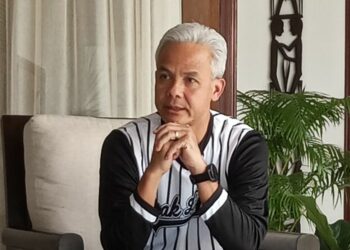 Ganjar Pranowo, bakal calon presiden dari Partai Demokrasi Indonesia Perjuangan (PDI-P), dalam sesi pengambilan gambar untuk program Gaspol di Kompas.com, Rabu (27/9/2023), di kediamannya di kawasan Jakarta Selatan. (KOMPAS.com/PALUPI ANNISA AULIANI)