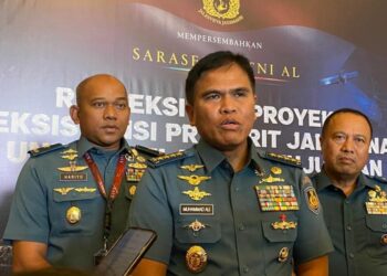 Kepala Staf TNI Angkatan Laut (KSAL) Laksamana Muhammad Ali didampingi Kadis Sejarah TNI AL Laksma Hariyo (kiri) dan Aspers KSAL Laksda P Rahmad Wahyudi usai menggelar seminar “Refleksi dan Proyeksi Pembangunan TNI Angkatan Laut” di Balai Samudra, Kelapa Gading, Jakarta Utara, Senin (2/10/2023).(KOMPAS.com/NIRMALA MAULANA ACHMAD)