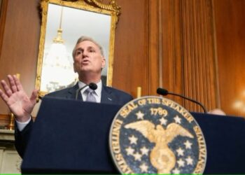 Ketua DPR AS Kevin McCarthy memberi keterangan pers setelah DPR sepakat meloloskan RUU Anggaran sementara untuk menghindari penghentian kegiatan pemerintah atau government shutdown di Washington DC, AS, Sabtu, 30 September 2023.(REUTERS/KEN CEDENO via VOA INDONESIA)
