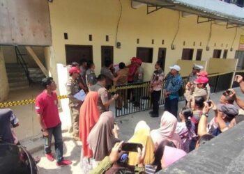 Puluhan emak-emak geruduk kos-kosan per jam diduga lokasi prostitusi di Indramayu, Selasa (2/10/2023)(handhika rahman/tribun jabar)