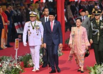Presiden Joko Widodo (ketiga kanan) bersama Ibu Negara Iriana Joko Widodo (kedua kanan), dan Panglima TNI Laksamana TNI Yudo Margono (kiri) menghadiri upacara HUT ke-78 TNI di Lapangan Silang Monumen Nasional (Monas), Gambir, Jakarta, Kamis (5/10). Foto: ANTARA FOTO/Akbar Nugroho Gumay